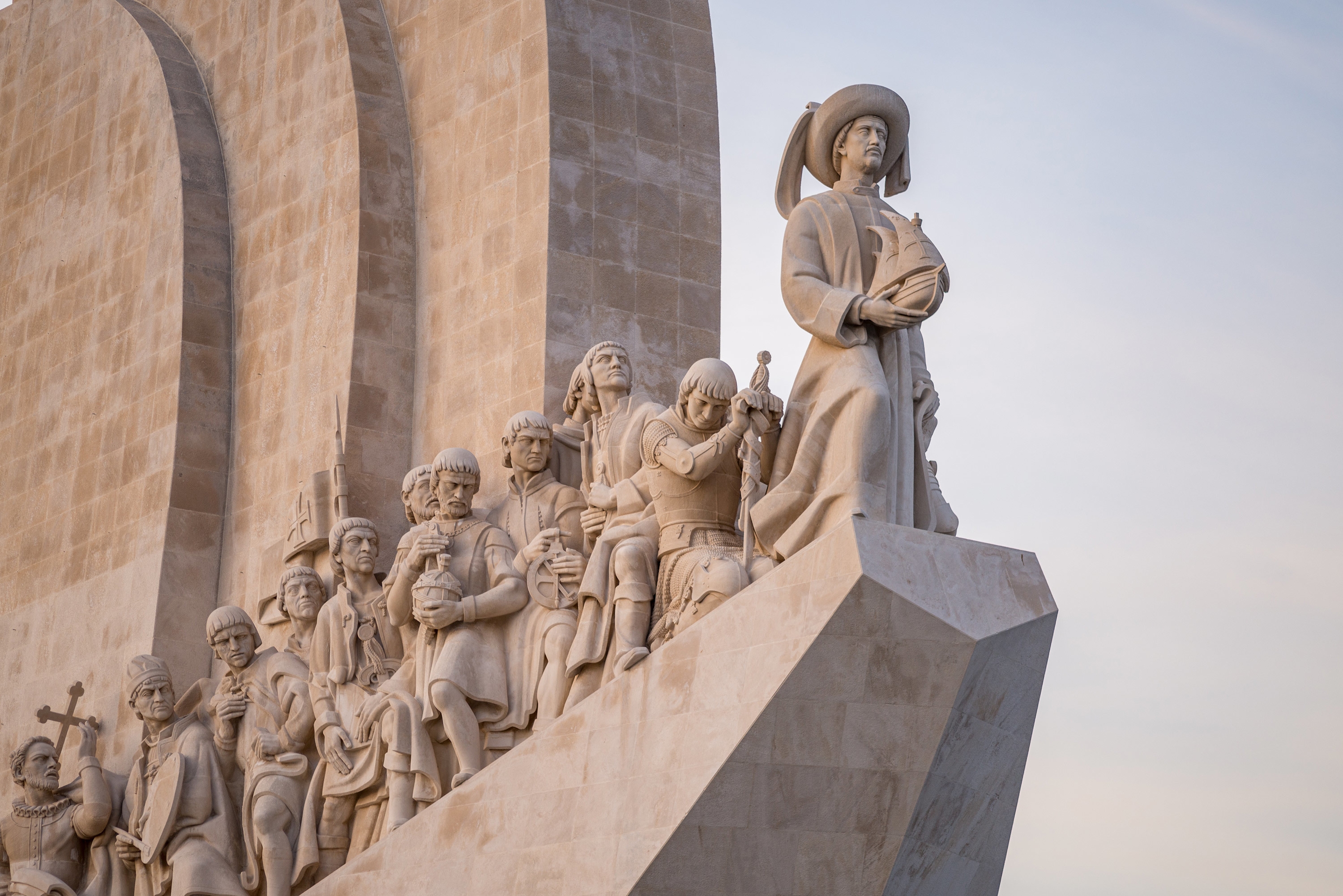 estatuas-no-monumento-dos-descobrimentos-ao-sol-em-lisboa-portugal